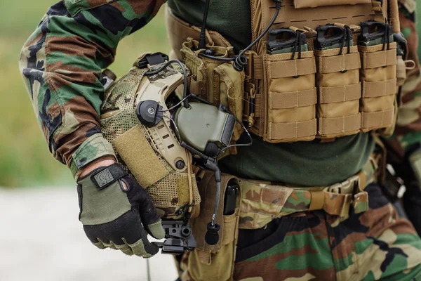 Équipement de soldat sur le champ de bataille — Photo