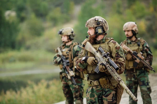 Soldados del Ejército de EE.UU. durante la operación militar — Foto de Stock