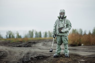 Bilim adamı (radyasyon Danışmanı) koruyucu giysi ve gaz