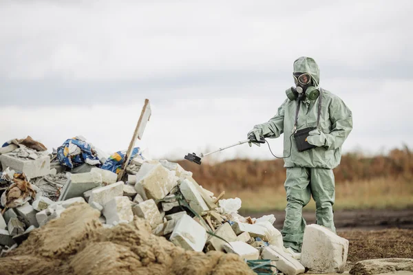 Cientista (supervisor de radiação) em vestuário de protecção e gás — Fotografia de Stock