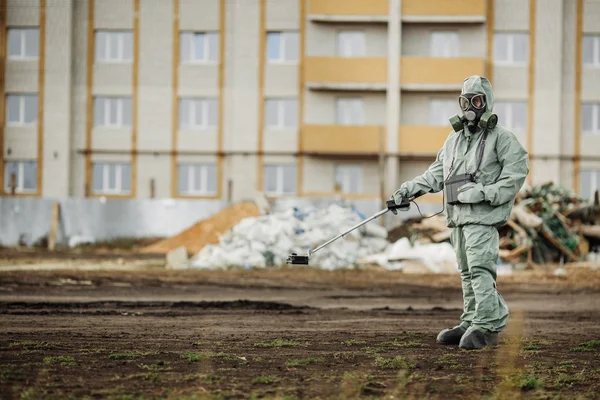 Ученый (радиационный супервайзер) в защитной одежде и газе — стоковое фото