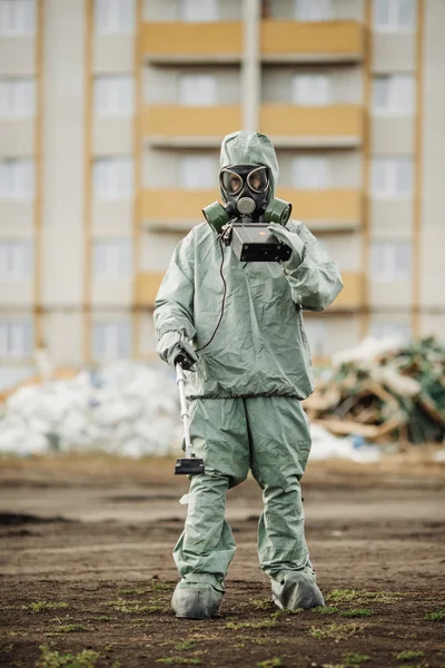 Cientista (supervisor de radiação) em vestuário de protecção e gás — Fotografia de Stock