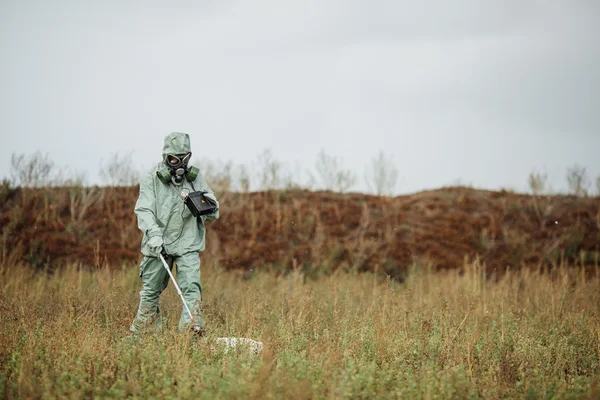 Bilim adamı (radyasyon Danışmanı) koruyucu giysi ve gaz — Stok fotoğraf