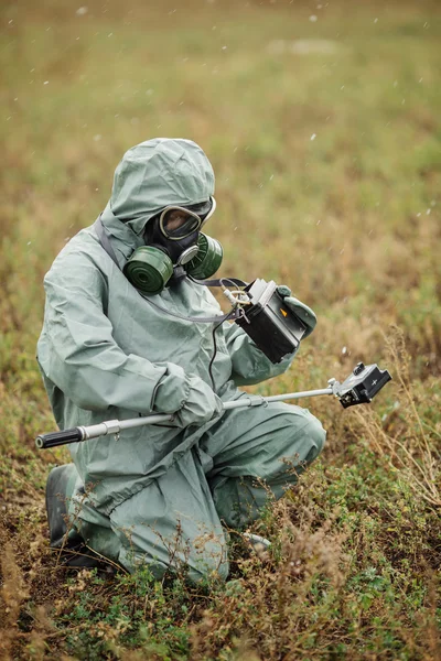 Científico (supervisor de radiación) en ropa protectora y gas — Foto de Stock