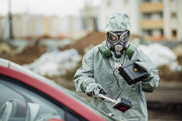 Cientista (supervisor de radiação) em vestuário de protecção e gás — Fotografia de Stock