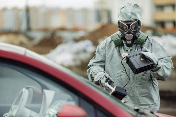 Ученый (радиационный супервайзер) в защитной одежде и газе — стоковое фото