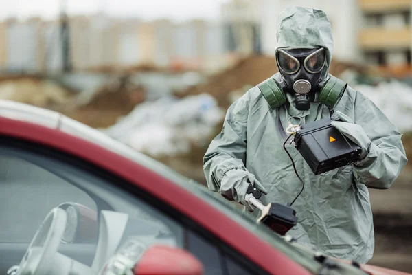 Cientista (supervisor de radiação) em vestuário de protecção e gás — Fotografia de Stock