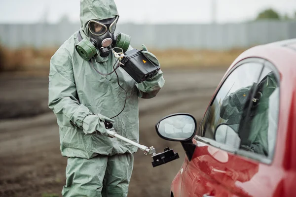 Científico (supervisor de radiación) en ropa protectora y gas — Foto de Stock