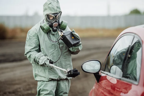 Cientista (supervisor de radiação) em vestuário de protecção e gás — Fotografia de Stock