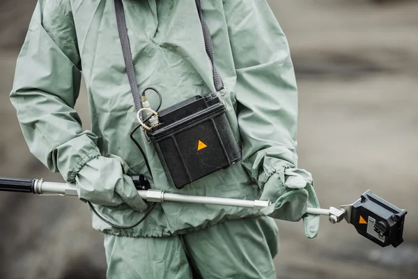 Cientista (supervisor de radiação) em vestuário de protecção e gás — Fotografia de Stock