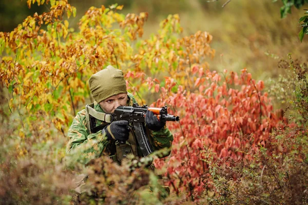 Soldado ruso en el campo de batalla con un rifle — Foto de Stock