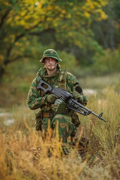 Ruský voják na bitevním poli s puškou — Stock fotografie