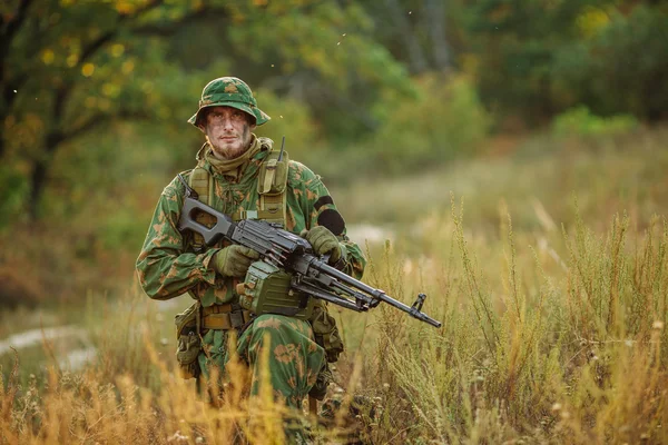 Soldado russo no campo de batalha com uma espingarda — Fotografia de Stock