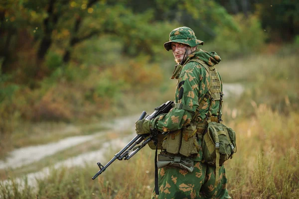 Soldado russo no campo de batalha com uma espingarda — Fotografia de Stock