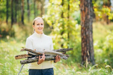 ateş için odun toplama kadın