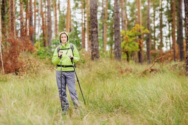 ormanda yürüyüş ekipman hiking ile kadın