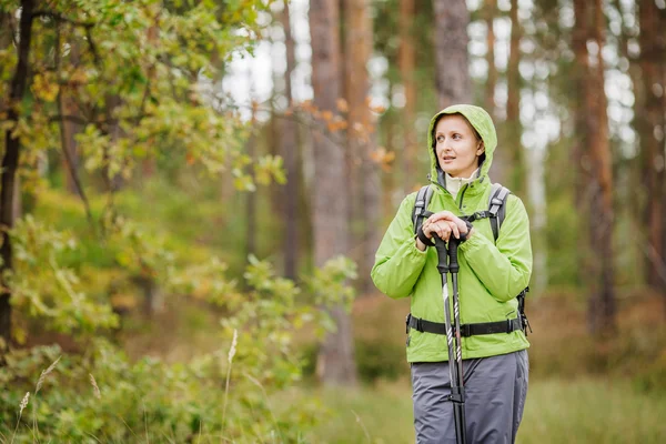 Mujer con equipo de senderismo caminando en el bosque — Foto de Stock