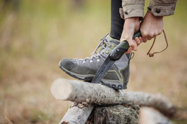 kadın bir ahşap bir el testeresi ile kesme