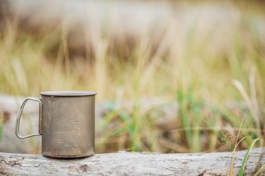 Titanyum Kupası ahşap orman arka plan üzerinde seyahat. Öğle yemeği sırasında t