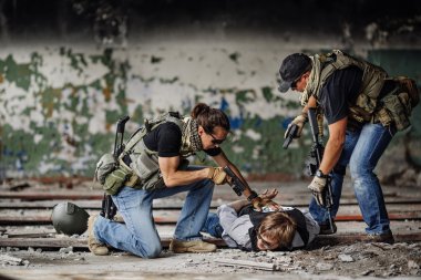 askerler silah yakalanan gazeteci rehine ile