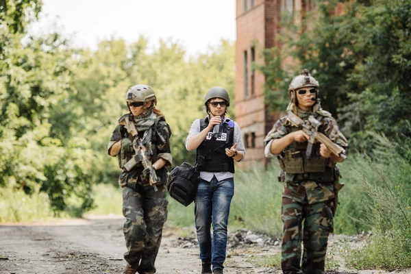 Растерянный солдат во время военной операции — стоковое фото