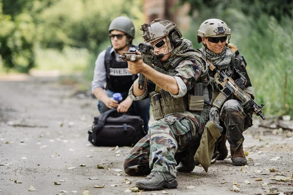 Radeloze soldaat tijdens de militaire operatie — Stockfoto