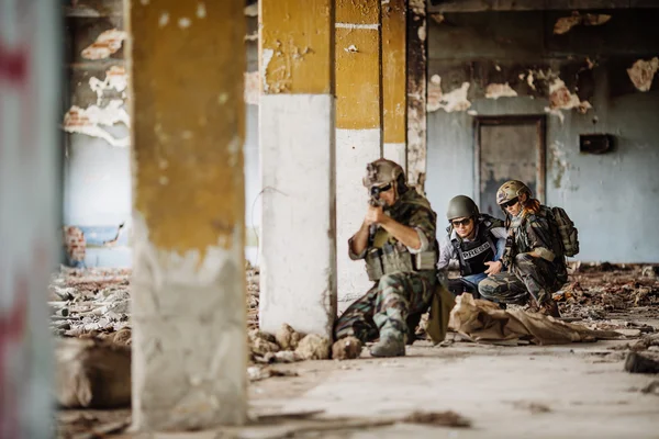 Zaklatott katona a katonai művelet során — Stock Fotó