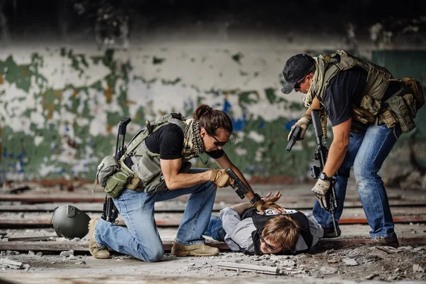 Soldaten met wapen gevangen journalist in gijzeling — Stockfoto