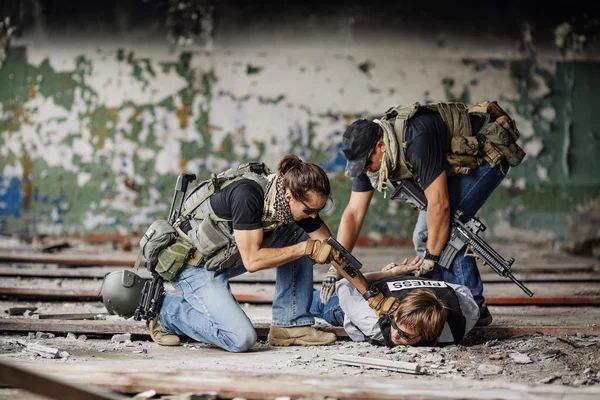 Soldaten mit Waffe nehmen Journalistin als Geisel — Stockfoto
