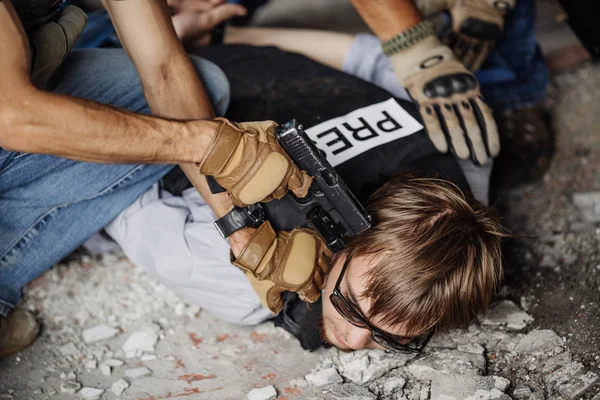 Soldaten met wapen gevangen journalist in gijzeling — Stockfoto