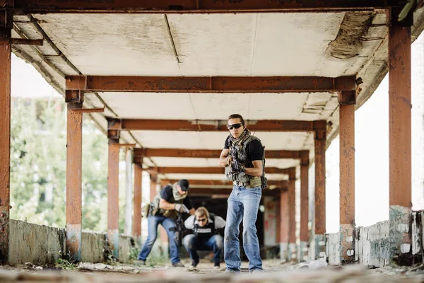 Soldados com arma capturada jornalista refém — Fotografia de Stock
