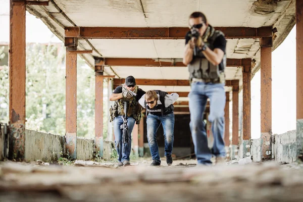 Солдаты с оружием захватили журналиста в заложники — стоковое фото
