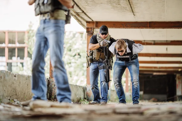 Soldaten met wapen gevangen journalist in gijzeling — Stockfoto