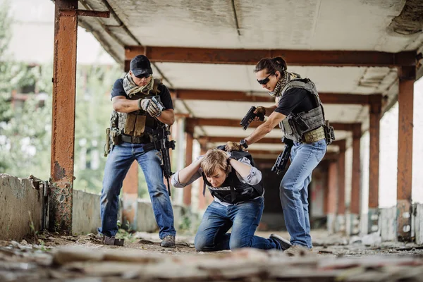 Soldaten met wapen gevangen journalist in gijzeling — Stockfoto