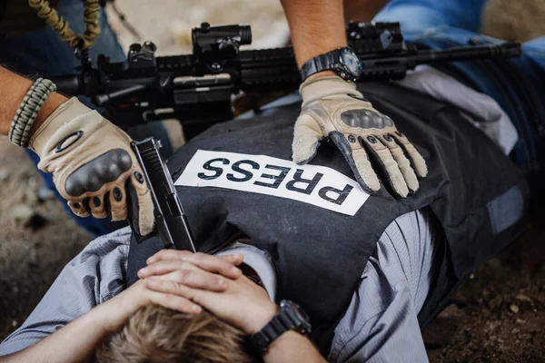 ทหารที่มีอาวุธจับนักข่าวตัวประกัน — ภาพถ่ายสต็อก