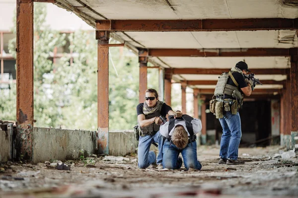 Soldados com arma capturada jornalista refém — Fotografia de Stock