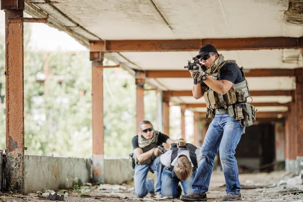 Soldaten met wapen gevangen journalist in gijzeling — Stockfoto