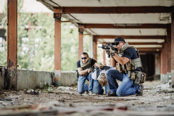 Soldaten met wapen gevangen journalist in gijzeling — Stockfoto