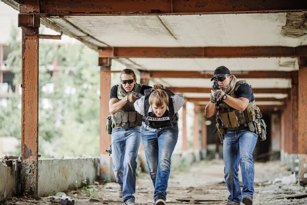 Soldaten mit Waffe nehmen Journalistin als Geisel — Stockfoto