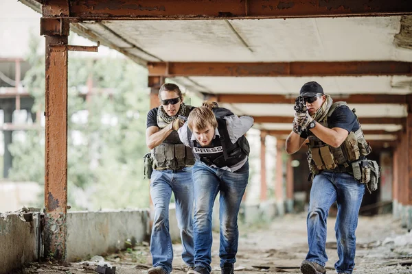 Soldati con arma catturato giornalista ostaggio — Foto Stock