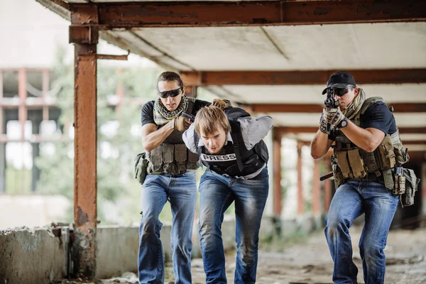 Soldater med vapen fångas journalist gisslan — Stockfoto