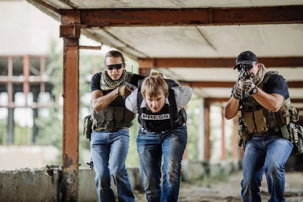 Soldats avec arme capturé journaliste otage — Photo