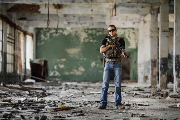 Soldado angustiado durante la operación militar — Foto de Stock