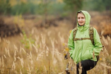 ormanda yürüyüş ekipman hiking ile kadın