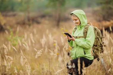 ahşap ve hiking üzerinde orman bahar su alarak kadın