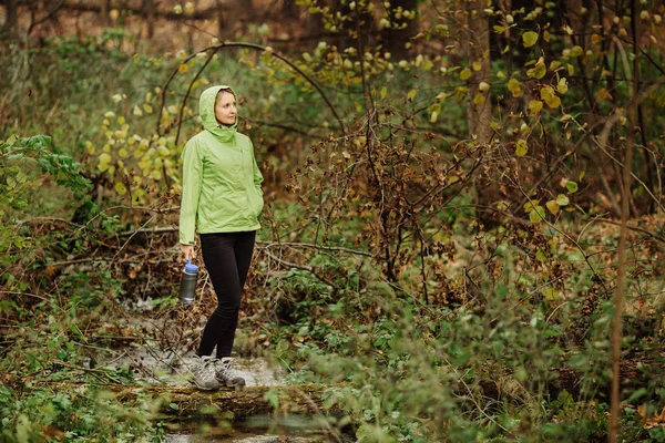 Kobieta przy wody z lasu na piesze wycieczki — Zdjęcie stockowe