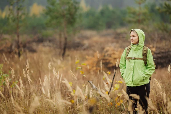 Frau mit Wanderausrüstung im Wald unterwegs — Stockfoto