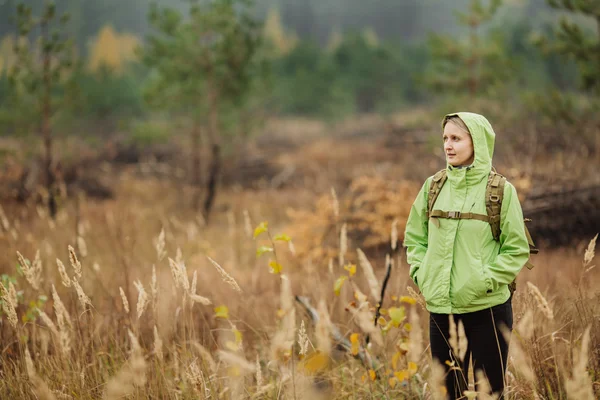 Donna con attrezzatura per escursioni a piedi nella foresta — Foto Stock