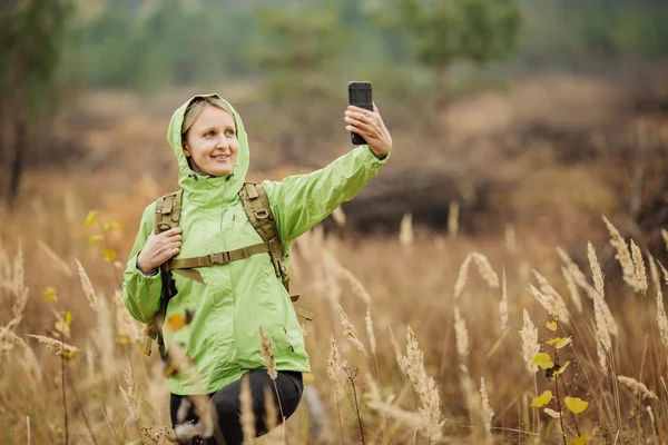 Traveler woman is taking selfie in forest — Stock Photo, Image