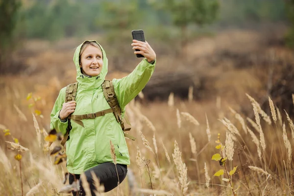 Mujer viajera se está tomando selfie en el bosque — Foto de Stock